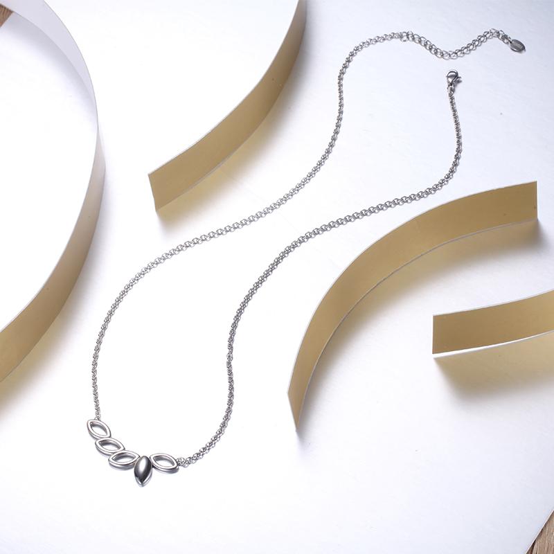 ORIVA               LEAVES NECKLACE       stainless steel leaves pendant with small anchor chain in silver colour