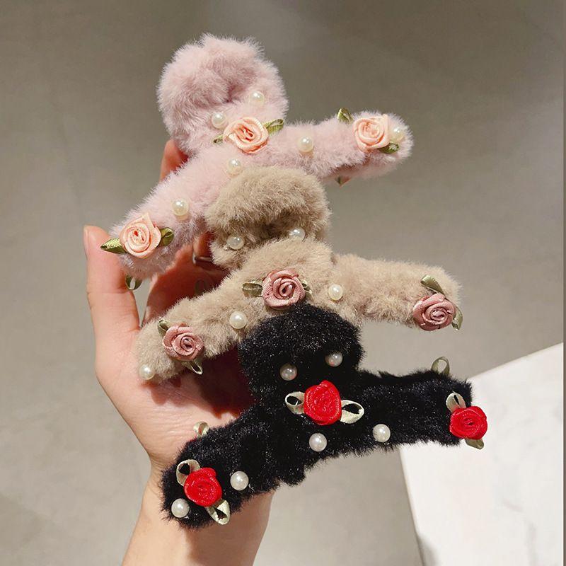 1pc New Style Plush Pearl Gentle Rose Flower Hair Clip, Large Grip Clip, Shark Grip Clip At the Back of the Head