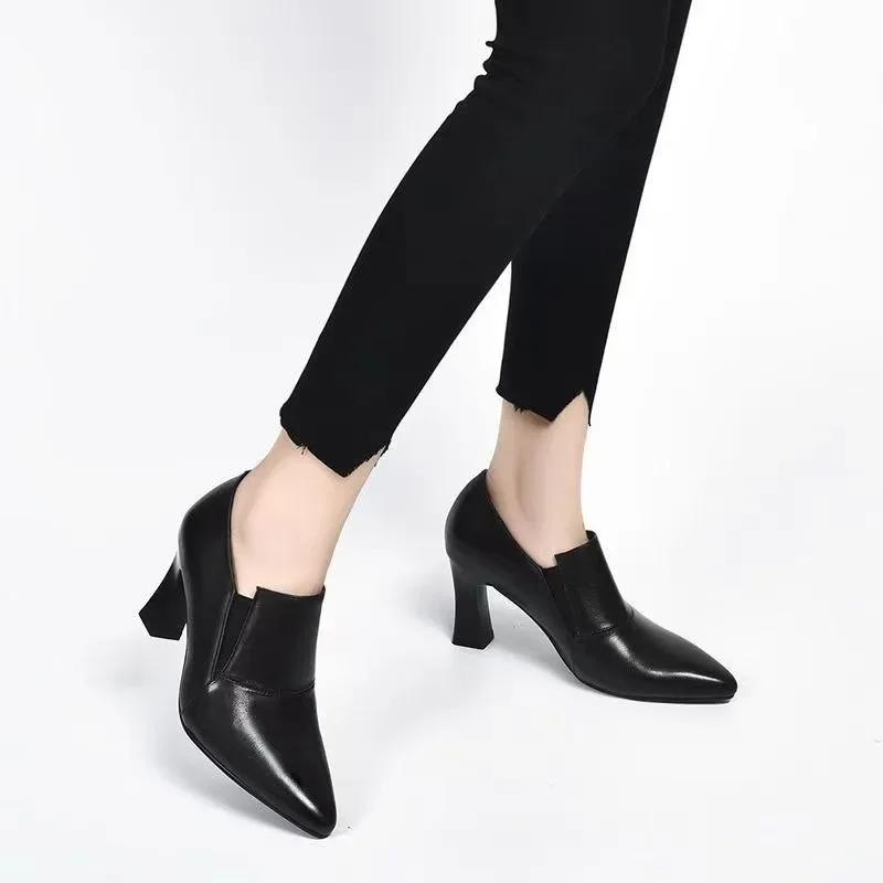Mode 2024 Neue spitze Pumps mit tiefem Ausschnitt Frühling/Sommer/Herbst Europäischer und amerikanischer Stil Schlankmachende Arbeitsschuhe