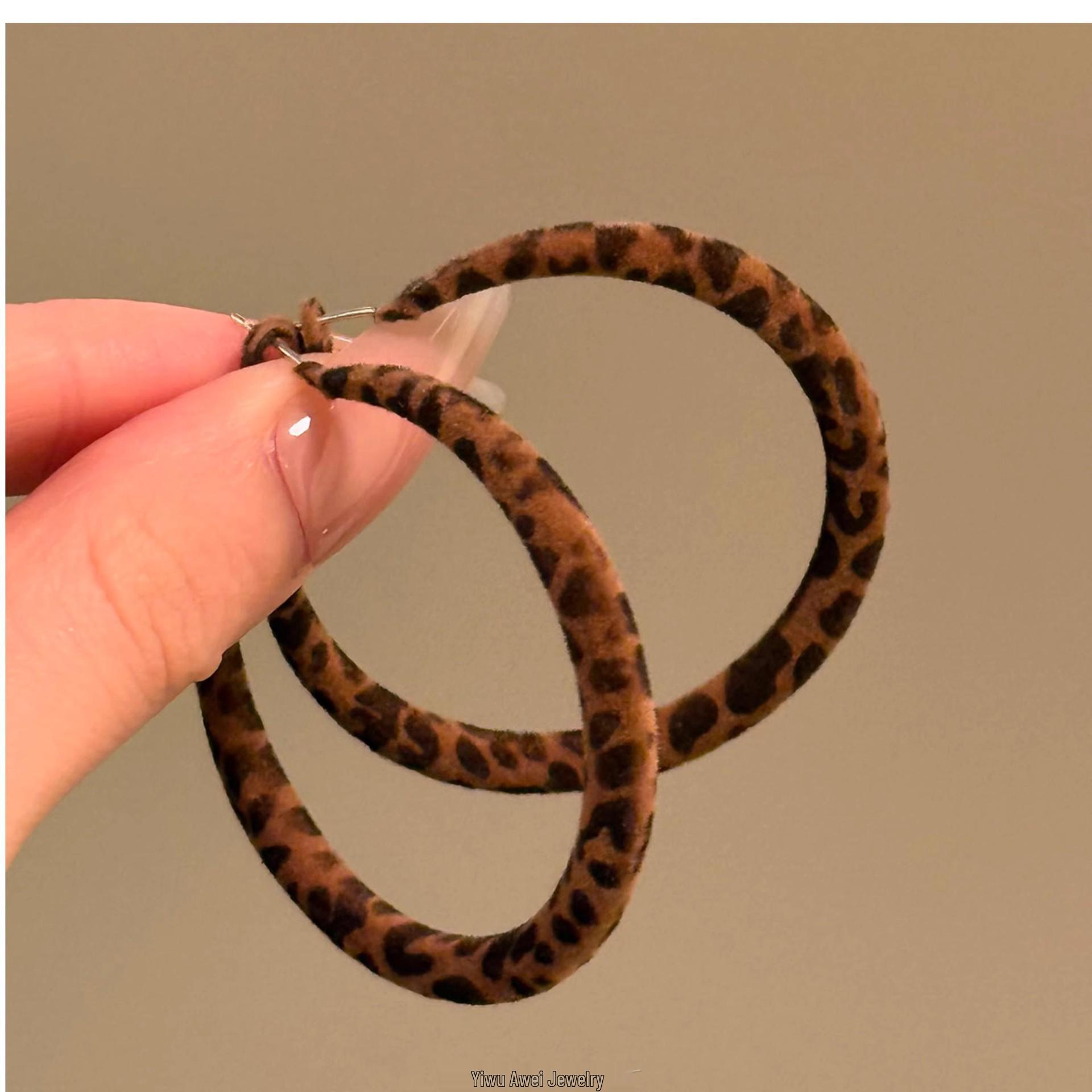 

Винтажные серьги-кольца из кожи с леопардовым принтом Серебряная игла - Элегантные, Универсальные Модные Украшения