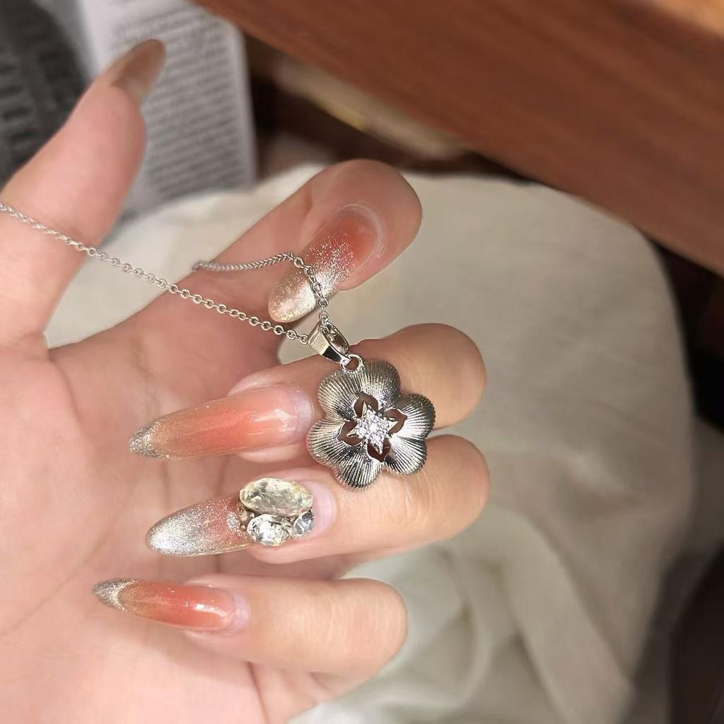 Douyin Live Broadcast Hollow Brushed Four-leaf Clover Pendant Necklace Female High-end Court Style Clover Collarbone Chain