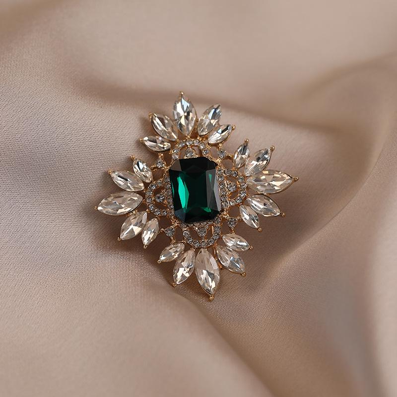 Exquisite High-End Schmetterlingsbrosche für Damenmode - Elegante Corsagen-Nadel & Kleidungsaccessoire