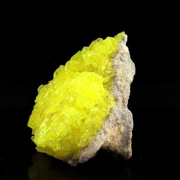 Pierres et Minéraux. Soufre. 222.70 ct. El Desierto mine, San Pablo de Napa, Bolivie.