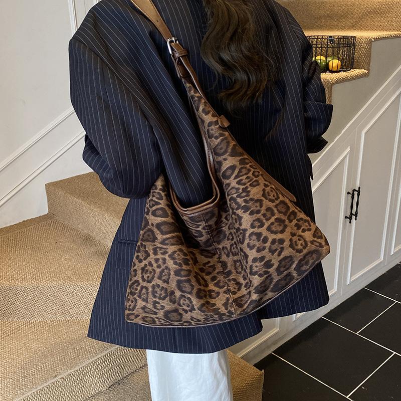 Leopard print bag women's 2025 new autumn and winter super fire commuter bag large-capacity commuter tote bag going out shoulder bag