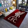 Czerwony Dywan z L.F.C. Logo odpowiednie jako antypoślizgowa mata na sofę do salonu lub sypialni