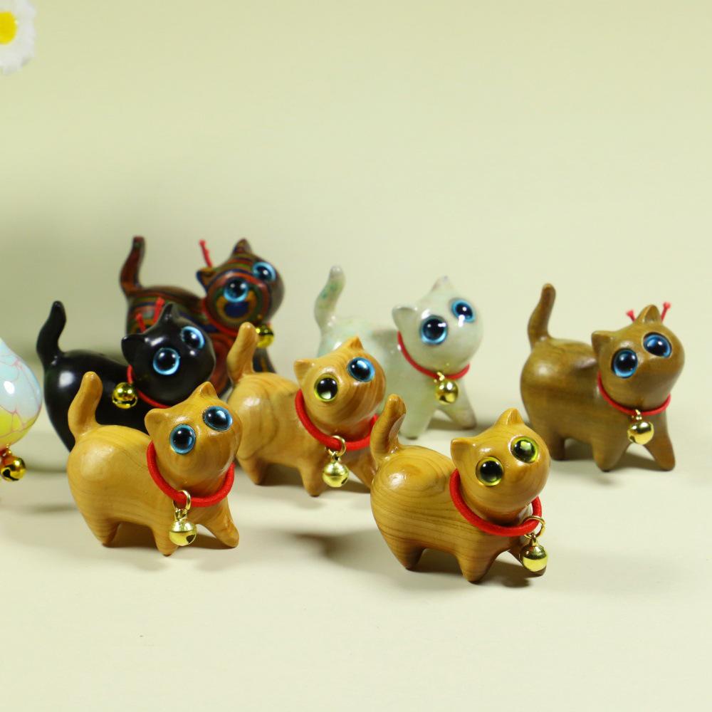 Santalové dřevo Kočka pro štěstí se zvonkem: Roztomilá figurka koťátka s naklánějící se hlavičkou, kreativní dárek k narozeninám