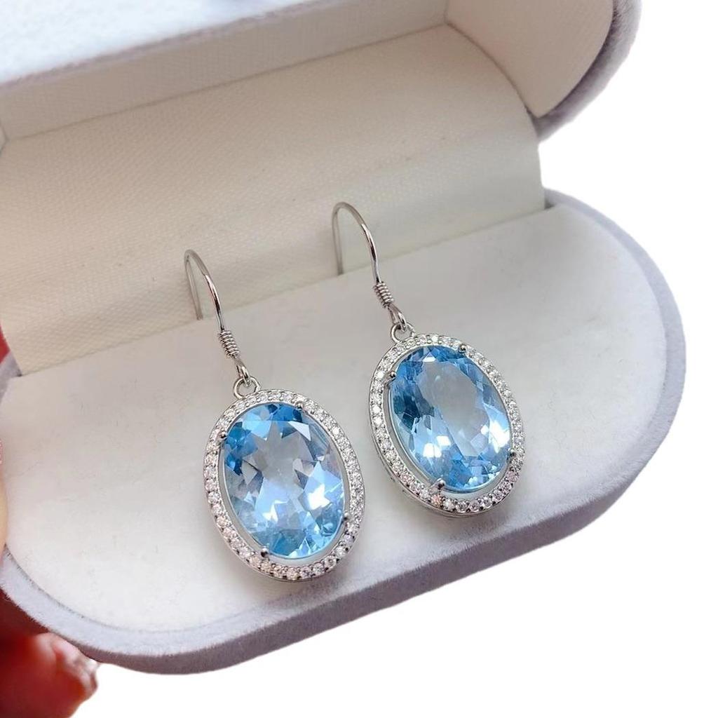 Kolczyki z naturalnym błękitnym topazem: Elegancka biżuteria z kamieniami szlachetnymi ze srebra próby 925