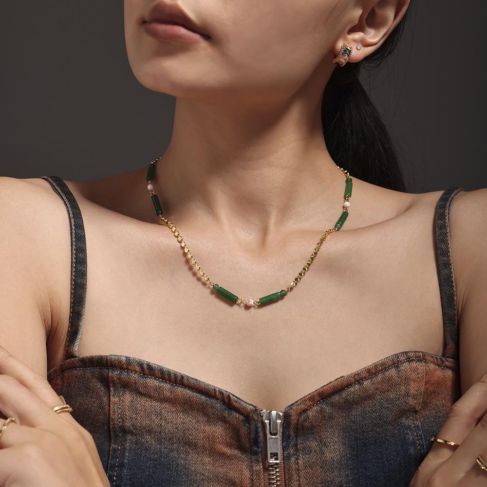 Collier Bambou Pierre Dongling Verte Qiong Yao: Chaîne de clavicule élégante et polyvalente en acier inoxydable pour femmes