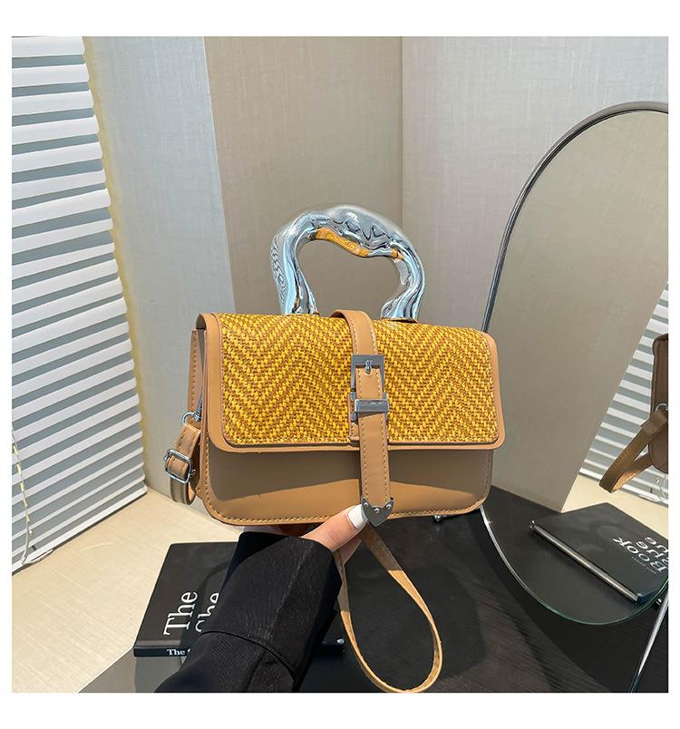 

2025 summer new fashion texture fashion simple Sen Meng foreign style tide one shoulder diagonally across the armpit small square women s bag коричневый