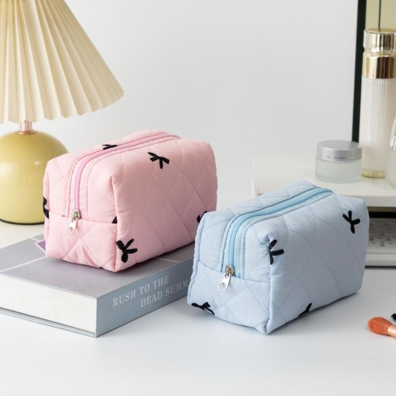 Polyester Quilted Lipstick Holder with Sophisticated Bowknot Pattern Large Capacity Makeup Bag for Everyday Use