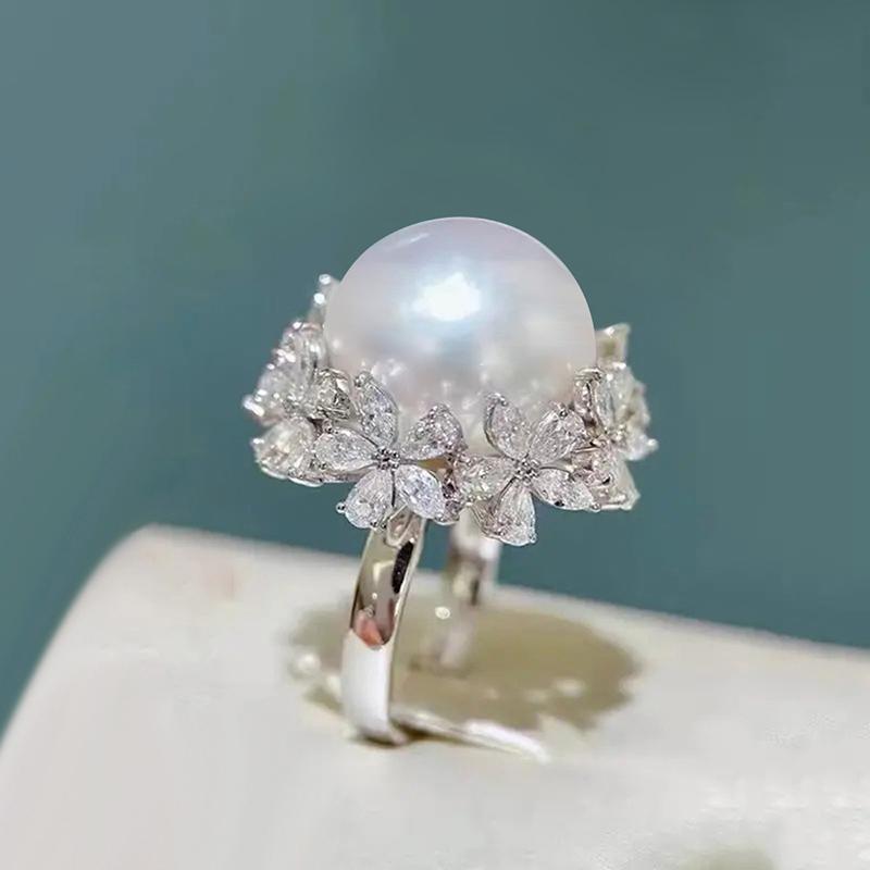Huitan Exquisite Blumenfassung Imitation Perlenringe für Damen Romantische Braut Hochzeitsringe Temperament Elegante Damen Schmuckstücke