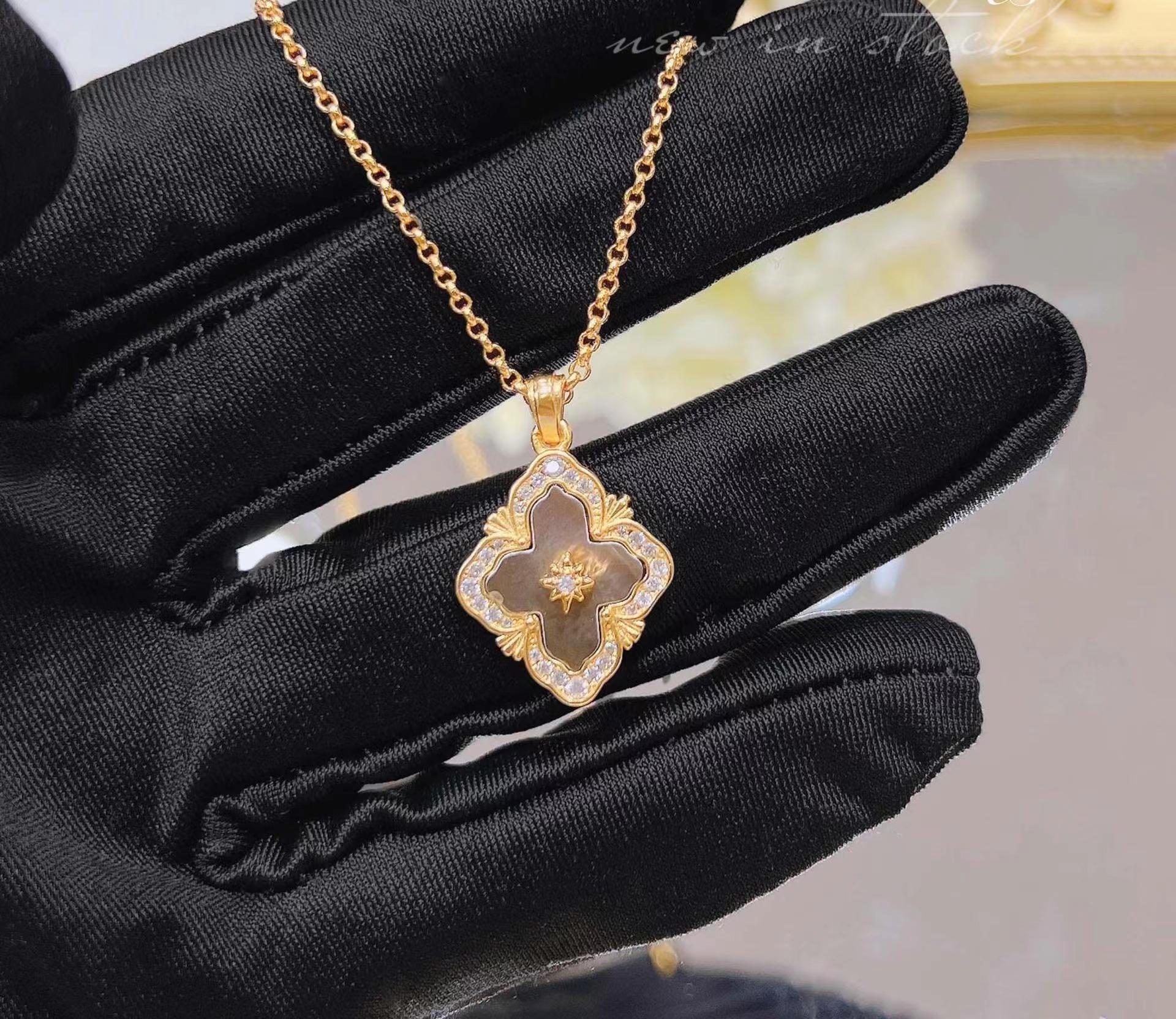 

Italian Retro Court Style Blati White Fritillary Set Four-Leaf Clover Bracelet Agate Necklace Ring