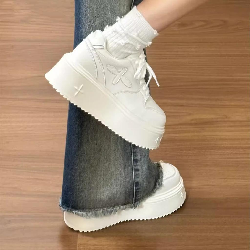 Versatile lace-up thick-soled muffin heightening super hot little white shoes children's 2025 autumn and winter new casual board shoes