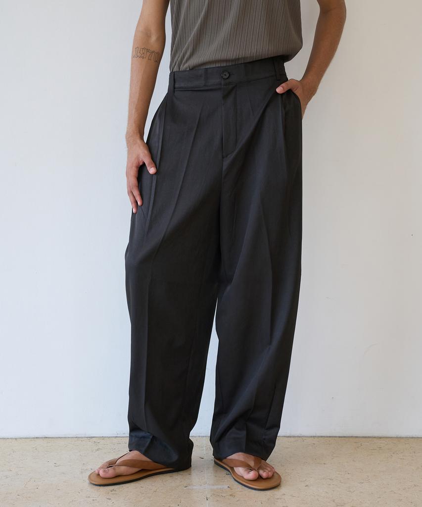 TRIP LE SENS Relaxed Pleated Slacks_Black