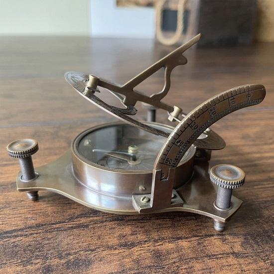 Морские солнечные часы с компасом