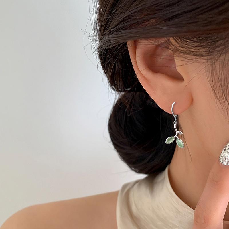 Korean Style Fresh Green Cat's Eye Leaf Earrings - Artistic Cute Bud Sprout Design