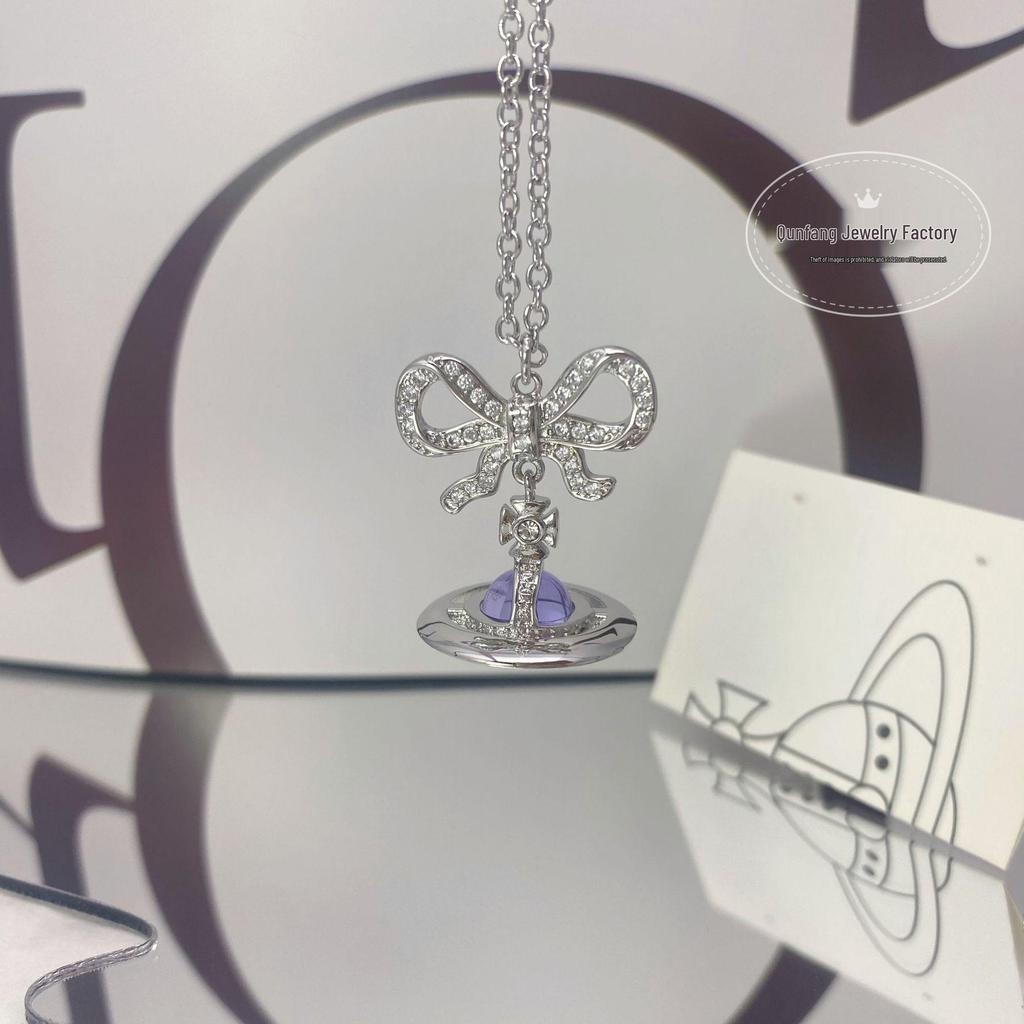 Vivienne Westwood Rosa rosett Orb halsband: Damernas Högkvalitativa 3D Saturnus Nyckelbenskedja med Basketbollberlock.