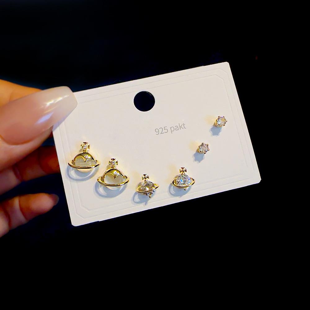 

Минималистичные серьги-пусеты в виде треугольной ракушки с иглой из серебра 925 пробы – Элегантный, универсальный дизайн для повседневной и изысканной носки