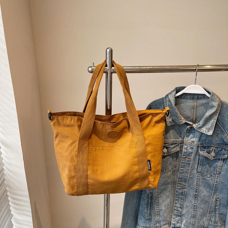 Large-capacity niche design tote bag 2025 new Korean version trendy handbag personalized solid color shoulder bag trendy