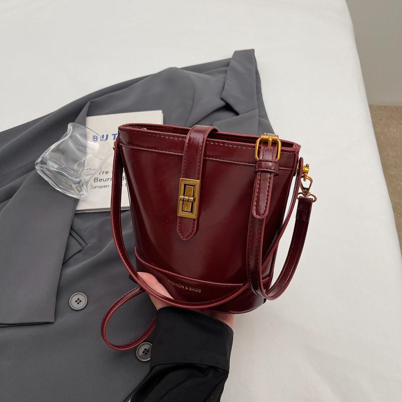 Fashion oil wax leather high texture hand carry bucket bag women's light luxury commuter messenger bag