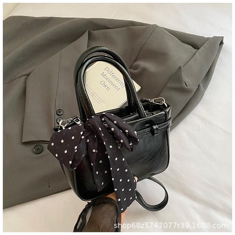 

Niche design casual simple small square bag fashion 2025 summer new foreign style women personality shoulder messenger bag чёрный