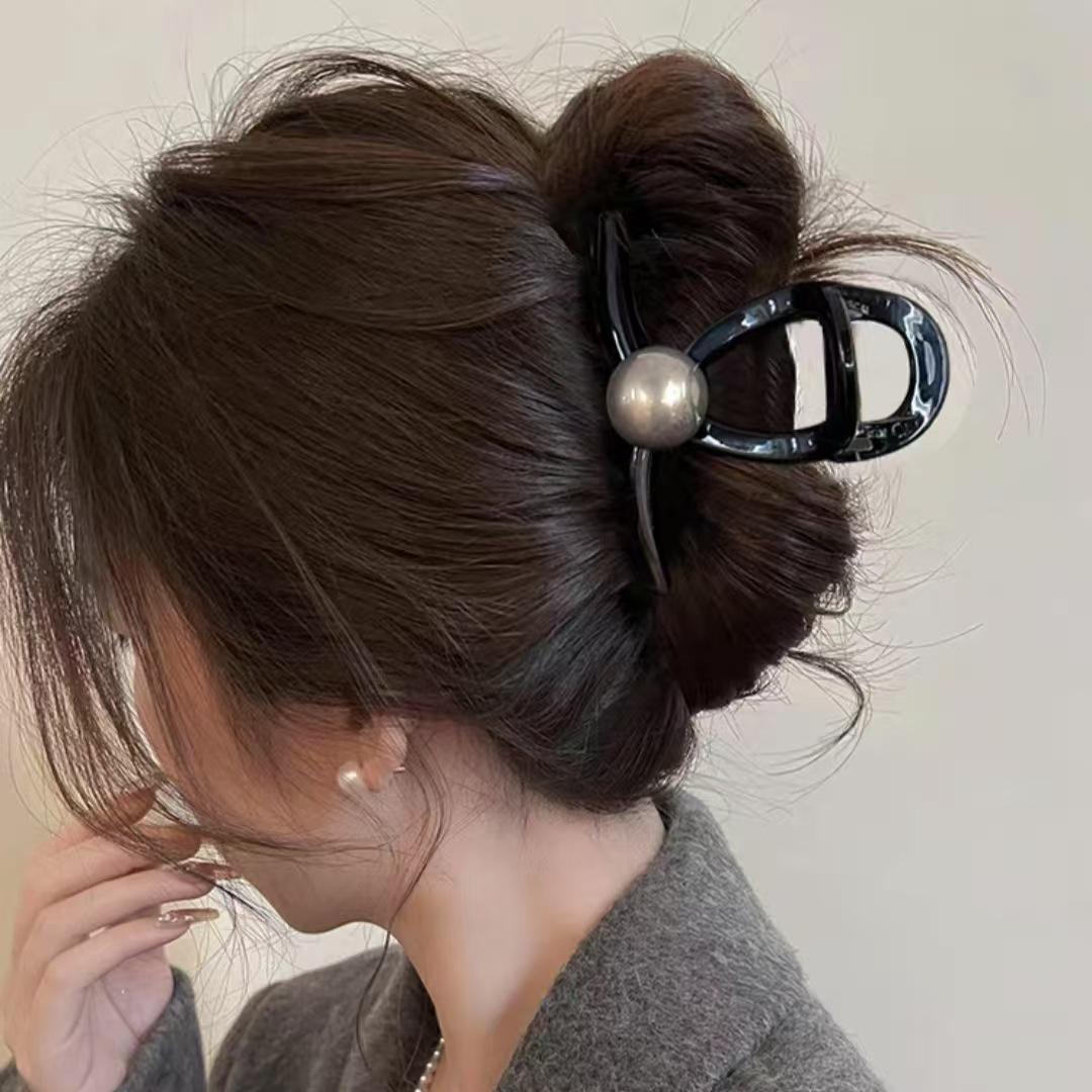 

Large High-End Textured Claw Clip - Elegant Hair Accessory for Influencers