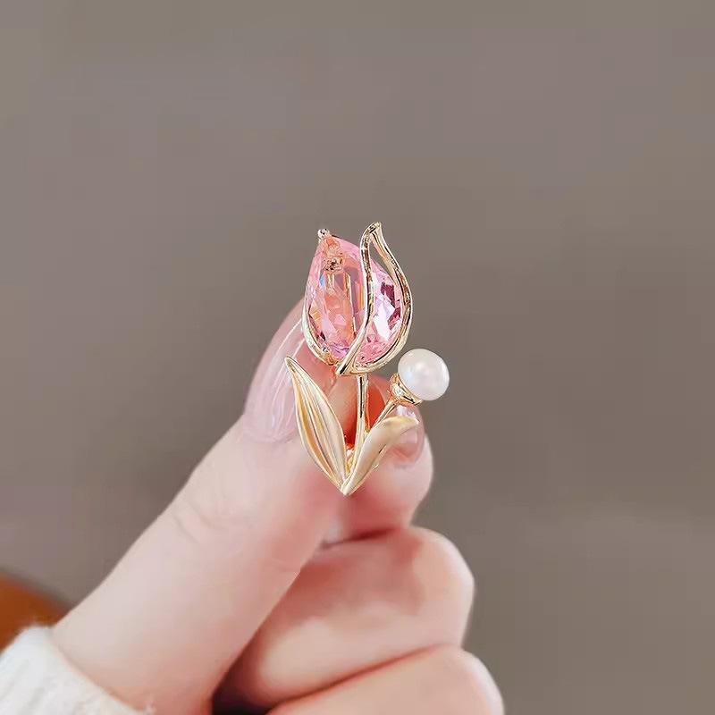 Elegante Tulpenbrosche, Damen-Imitatkristall-Korsage, Nischendesign-Sinn, Anstecknadel, Blendfreier Verschluss am Ausschnitt
