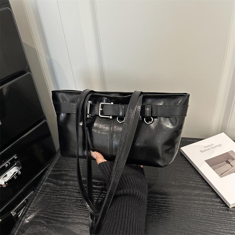 Small-scale Design Casual Trendy Underarm Bag for Commuting with Unique and Lightweight Single Shoulder Bag Style