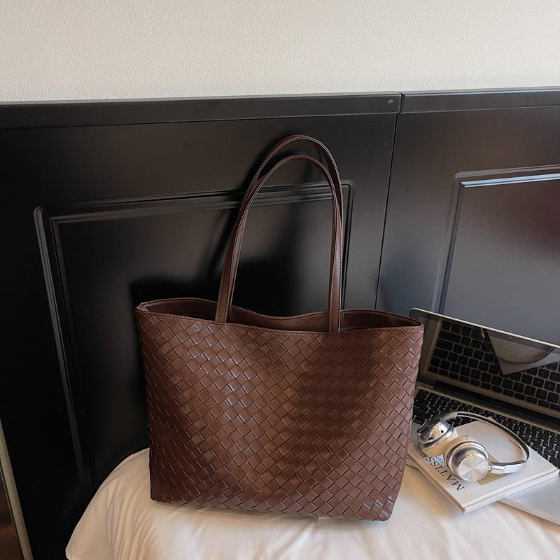 

Large capacity woven bag women s 2025 autumn new retro casual shoulder underarm bag Korean version portable tote bag темно-коричневого