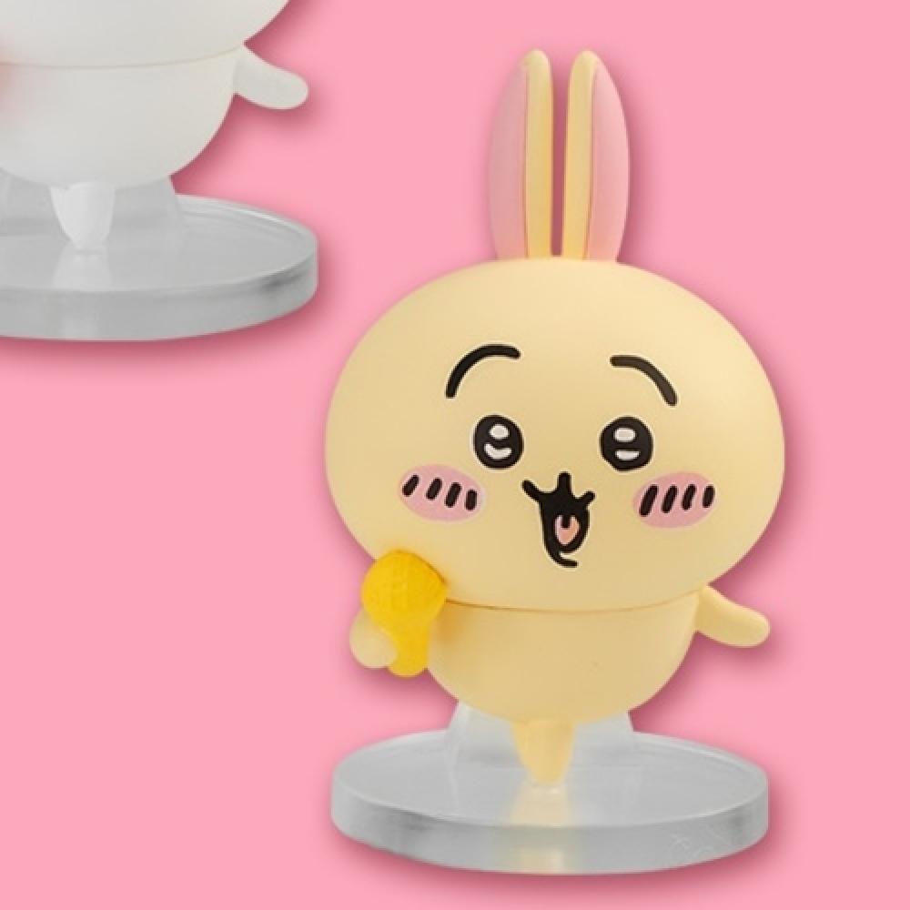 

Фьюрю Чиикава позирует с микрофоном всех трех типов Usagi для Японии