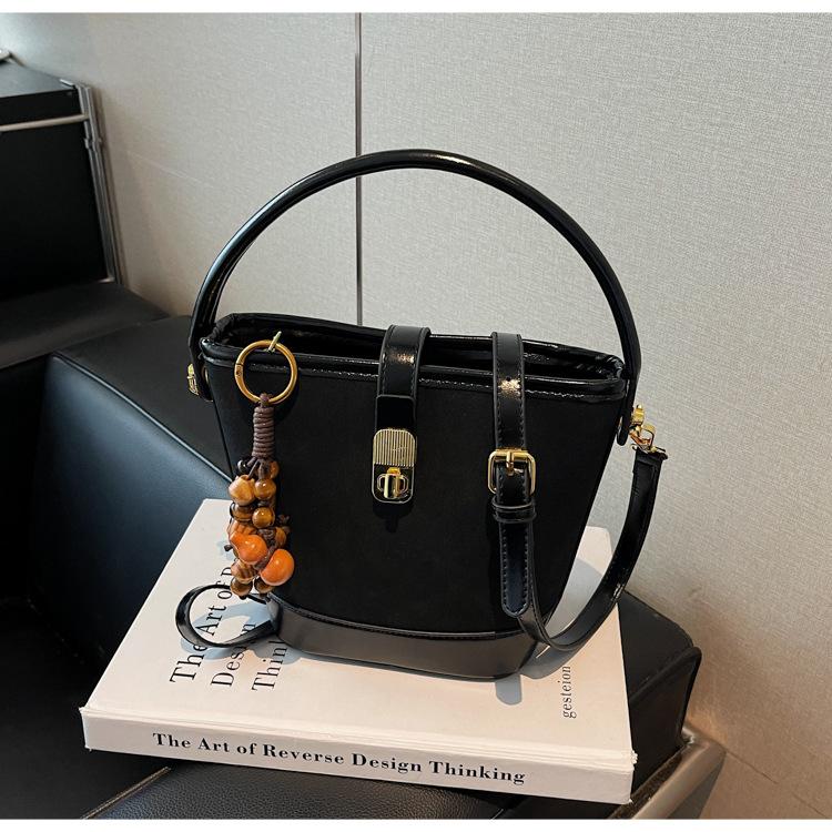 This year, the popular small bag women's bag 2025 new autumn and winter messenger bag premium matte retro portable bucket bag