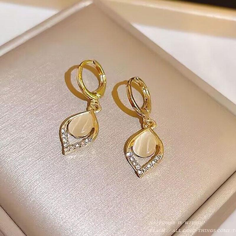 

Retro Cat s Eye Water Drop Earrings: Unique Design for Women бежевий