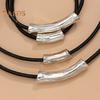Vintage-Halsband aus Kunstleder mit Metallperlen, mehrlagig, geometrischer zylindrischer Anhänger, Halskette aus Legierung für Frauen und Männer, als Geschenk für den Alltag