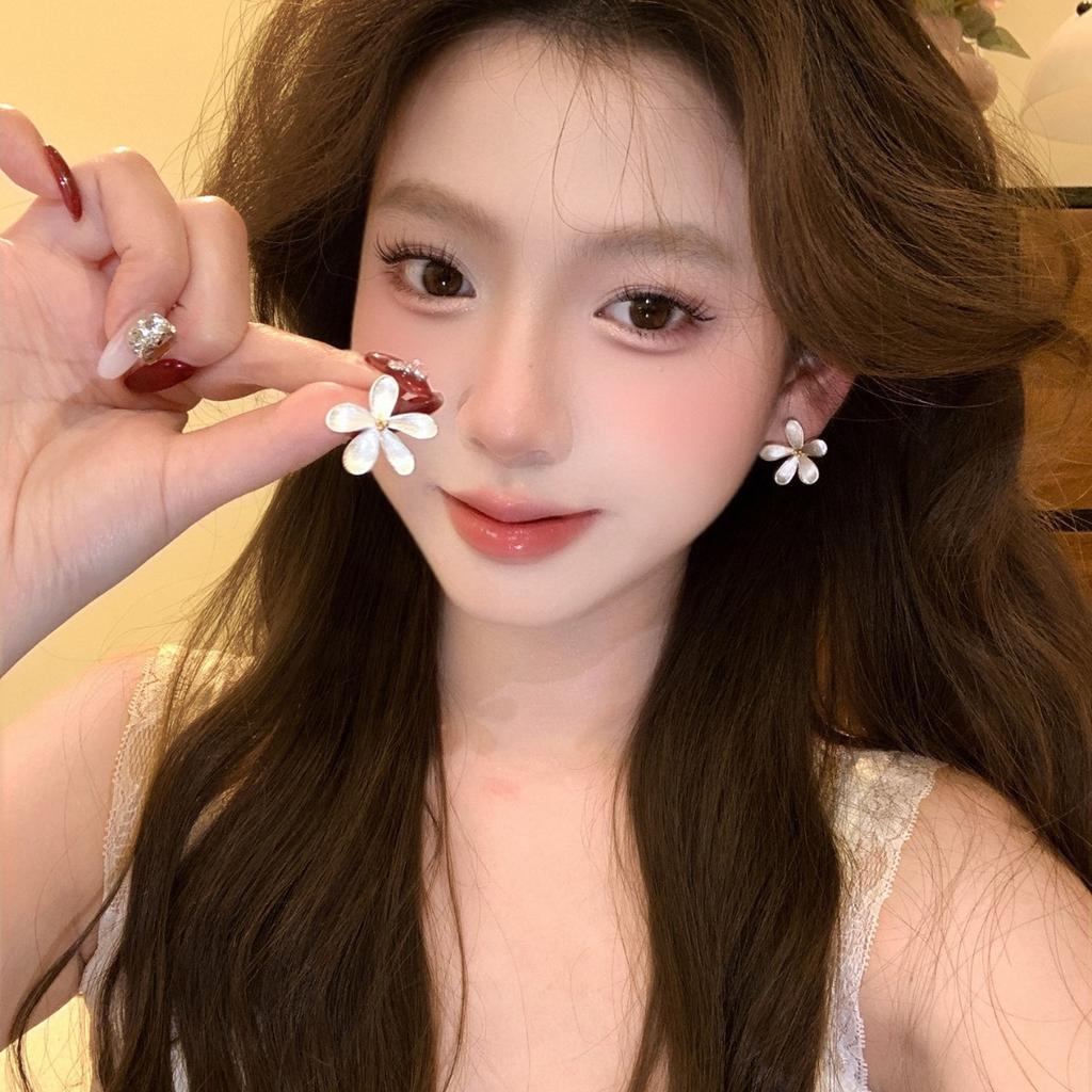 Spring and summer daisy flower earrings niche fresh temperament high sense beautiful super fairy stud earrings women