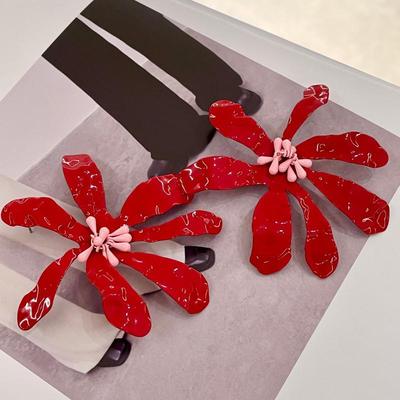 Zveličené červené květinové náušnice s korálkovými okvětními lístky pro ženy, Letní kolekce 2025