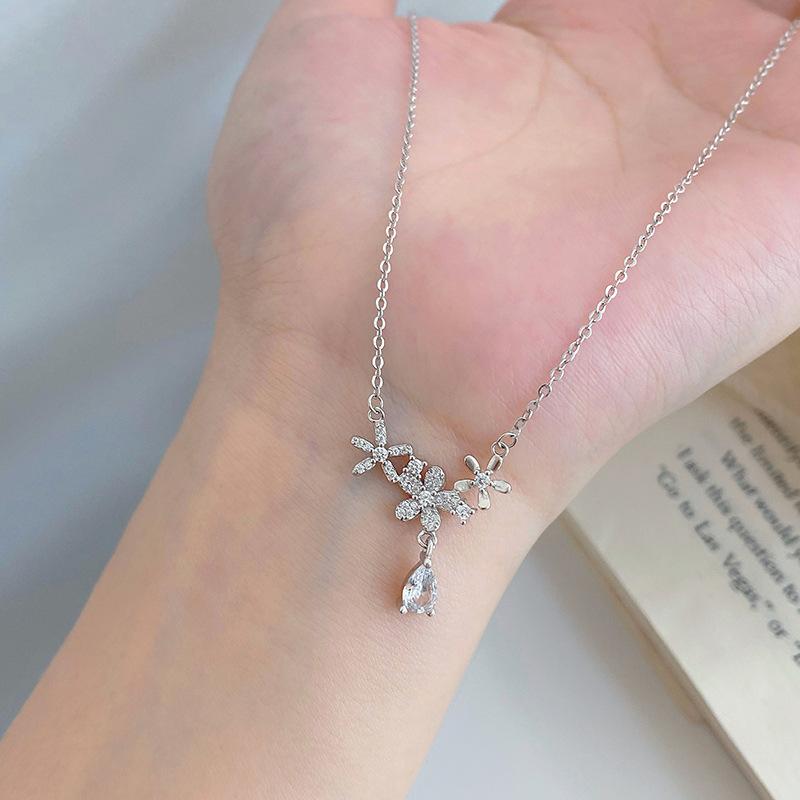 Halskette mit Blumentropfen, klein und vielseitig, fortschrittliches Design, süße und künstlerische Halskette