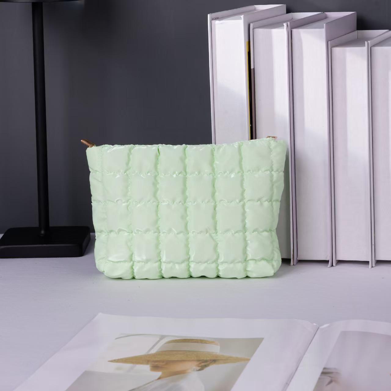 

Compact High-End Travel Makeup Bag - Women s Large Capacity Toiletry Organizer 22*14*4.5 cm світло-зелений колір