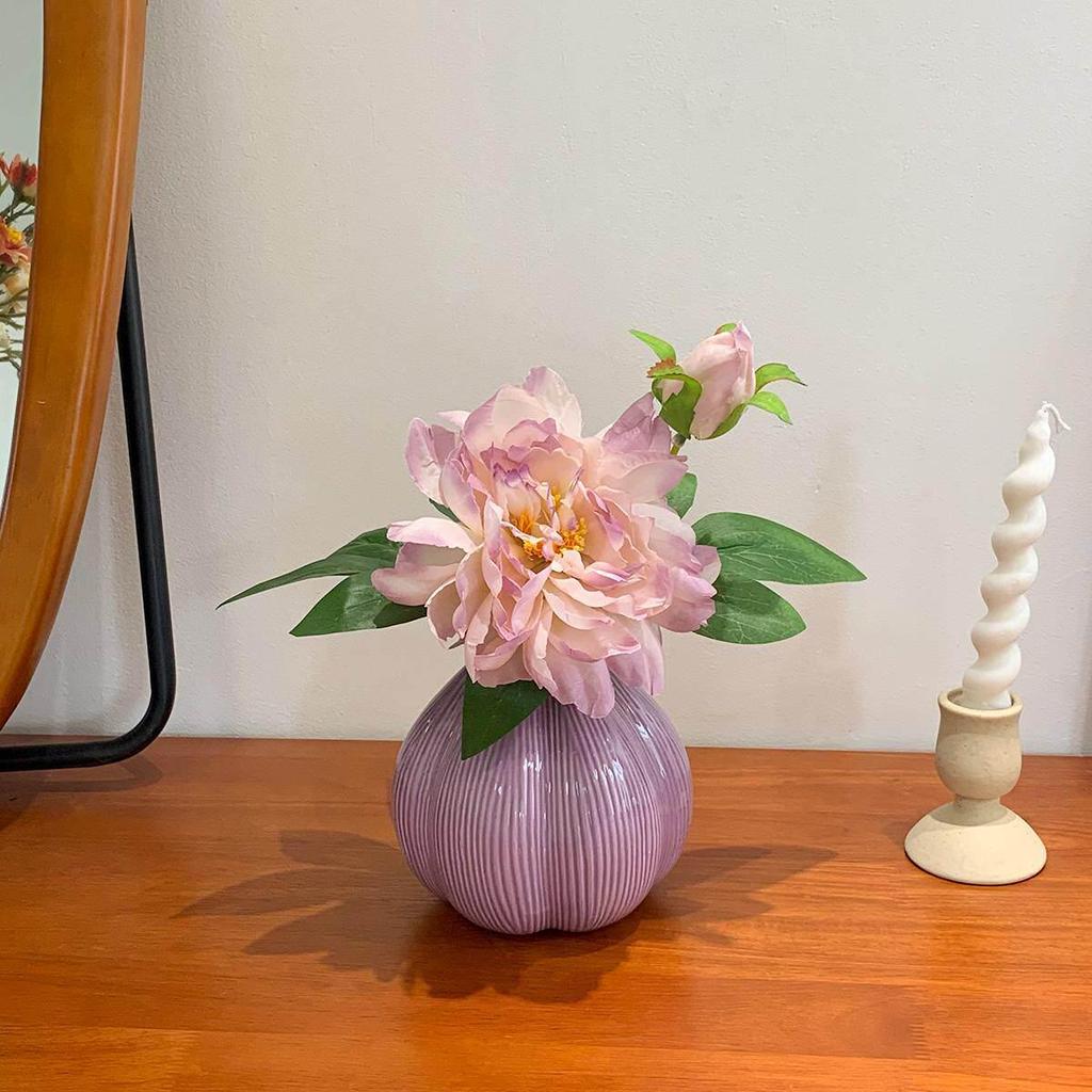 Lila Pfingstrose Künstliche Blume in Hochwertiger Keramikvase für Luxuriöses Wohnzimmer oder Nachttischdekoration.