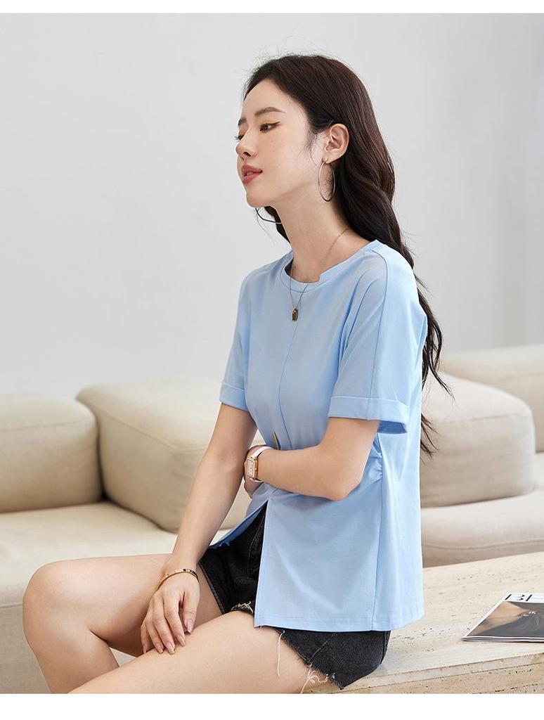 Tricou de damă cu mânecă scurtă din bumbac mercerizat în stil coreean, cu mâneci suflecate și șliț lateral.