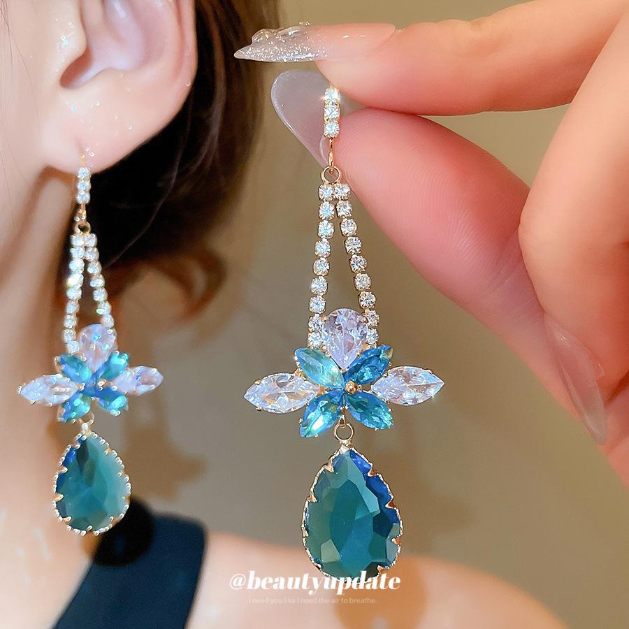 High-End European Style Zirconia Flower Drop Earrings – Luxurious & Unique Fashion Accessory