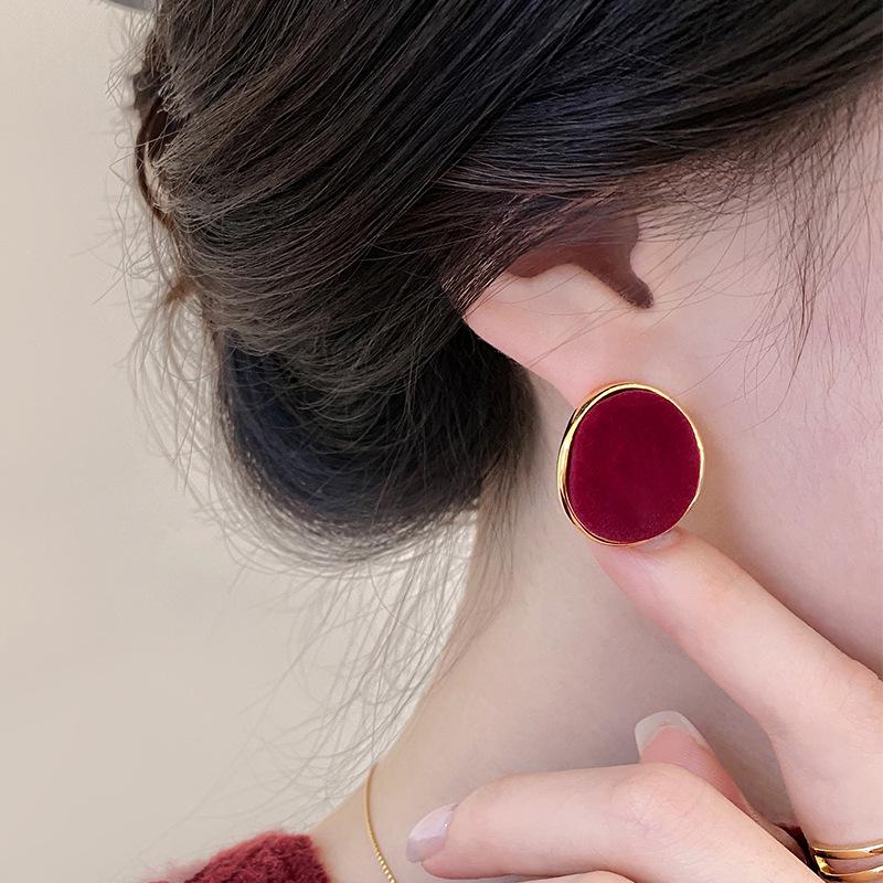 Ankela Red Retro Hong Kong-Style Stud Earrings for Women - Autumn/Winter Light Luxury French-Inspired Unique Ear Ornaments.