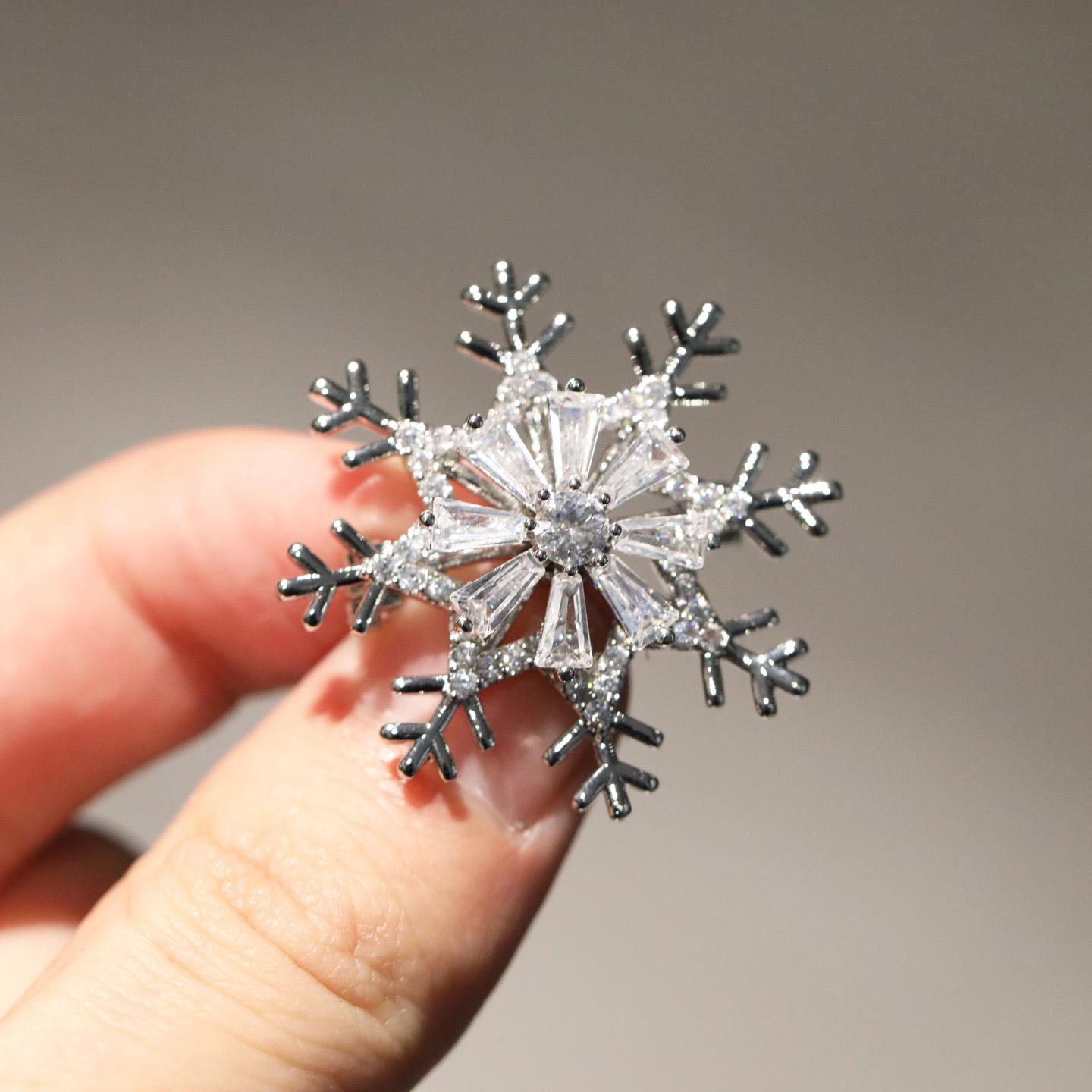 Elegant Zirconia Snowflake Rotatable Copper Brooch