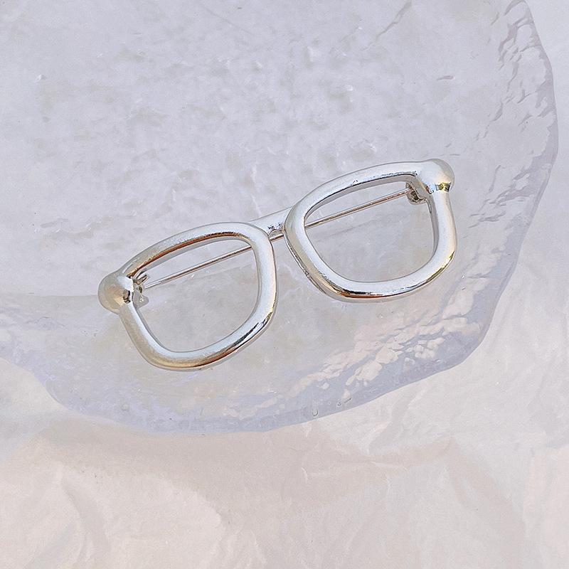 

New Trend Croissant Brooches for Men Women Couple Metal Pins Gold Plated Silver Color Korean Fashion Vintage Luxury Jewelry Gift
