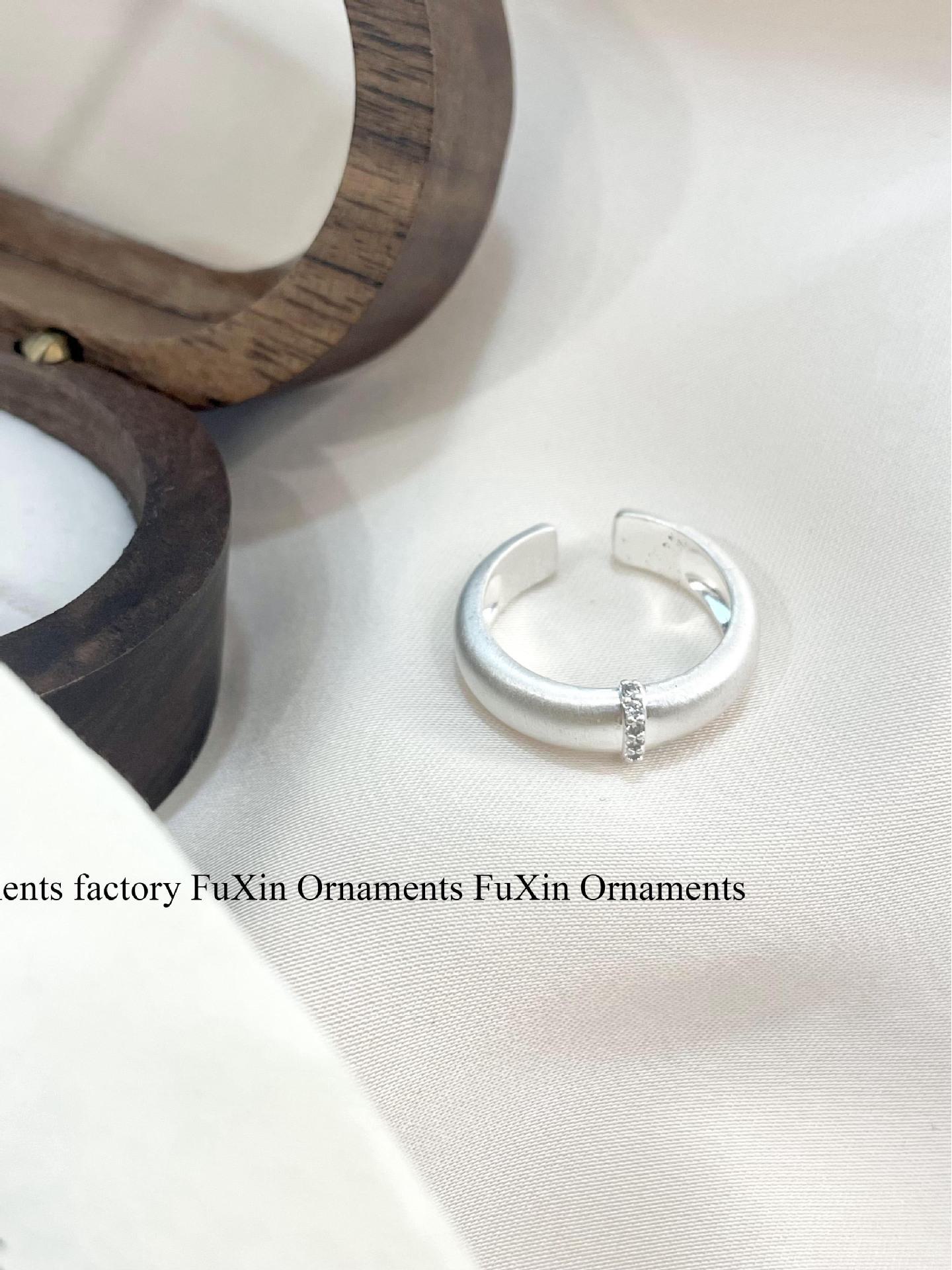 

Регулируемое матовое кольцо для женщин - модный, высококачественный дизайн rr482