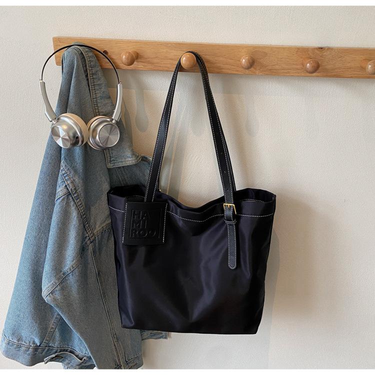 Simple, lightweight and large-capacity nylon cloth tote bag women's 2025 new high-end casual solid color mommy shoulder bag