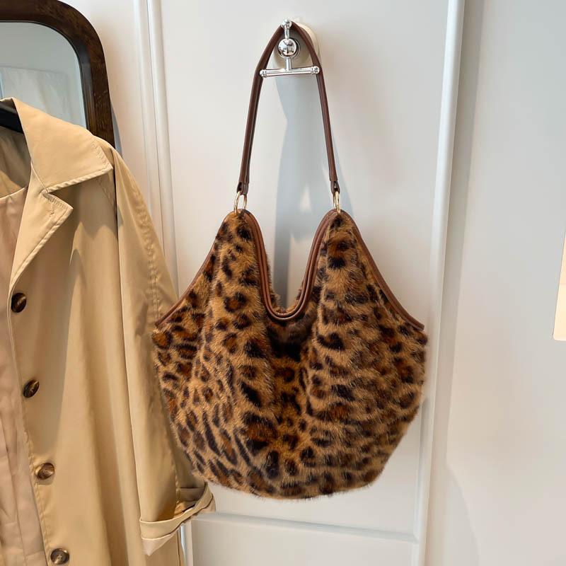 Korean Plush Tote Bag Fashion Leopard Print Handbag Simple Faux Fur Shoulder Bag Winter Women's Underarm Bag Casual Dumpling Bag