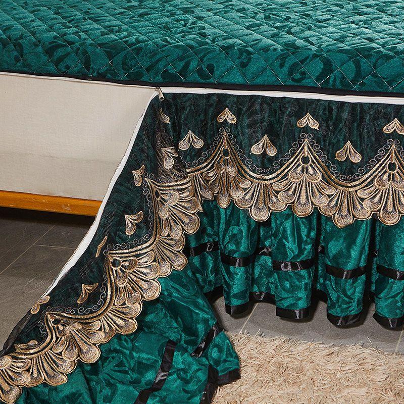Luxuriöse Wintertagesdecke im Bettrock-Stil auf dem Bett, dicke gesteppte Tagesdecke aus Baumwolle, europäischer Stil, goldene Spitze, neuer Matratzenbezug