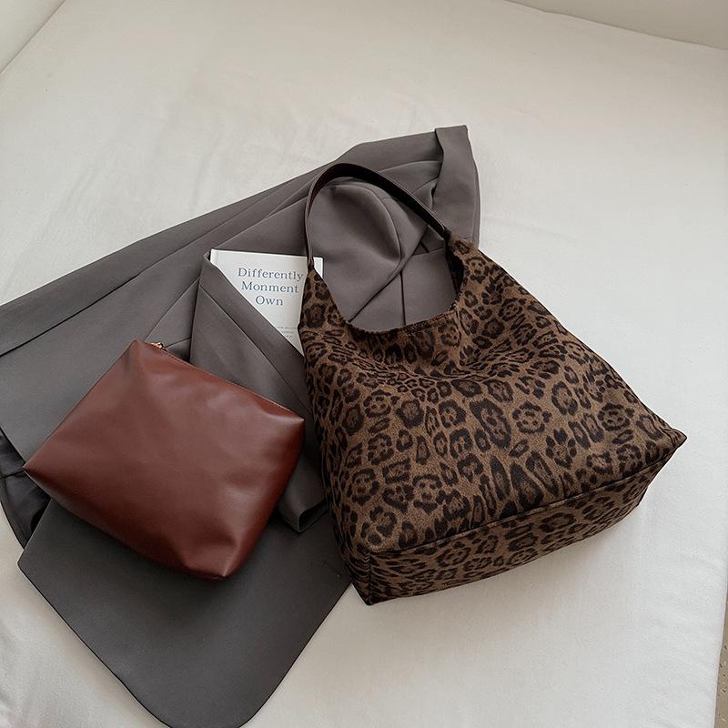 

Tote Bag, Fashionable and Casual, Large-capacity Single-shoulder Bag, High-end Underarm Bag зелёный/цветной печати леопарда