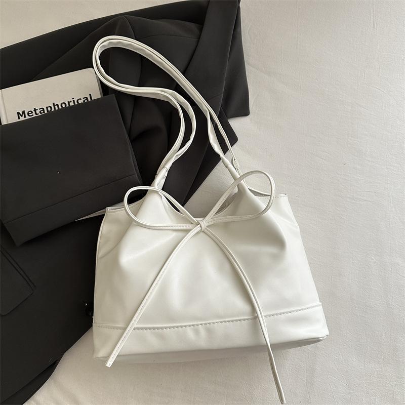 

Супер огонь маленькая сумка женская 2025 новая трендовая европейская и американская простая атмосфера сумка через плечо текстура деловая маленькая квадратная сумка ниша белый