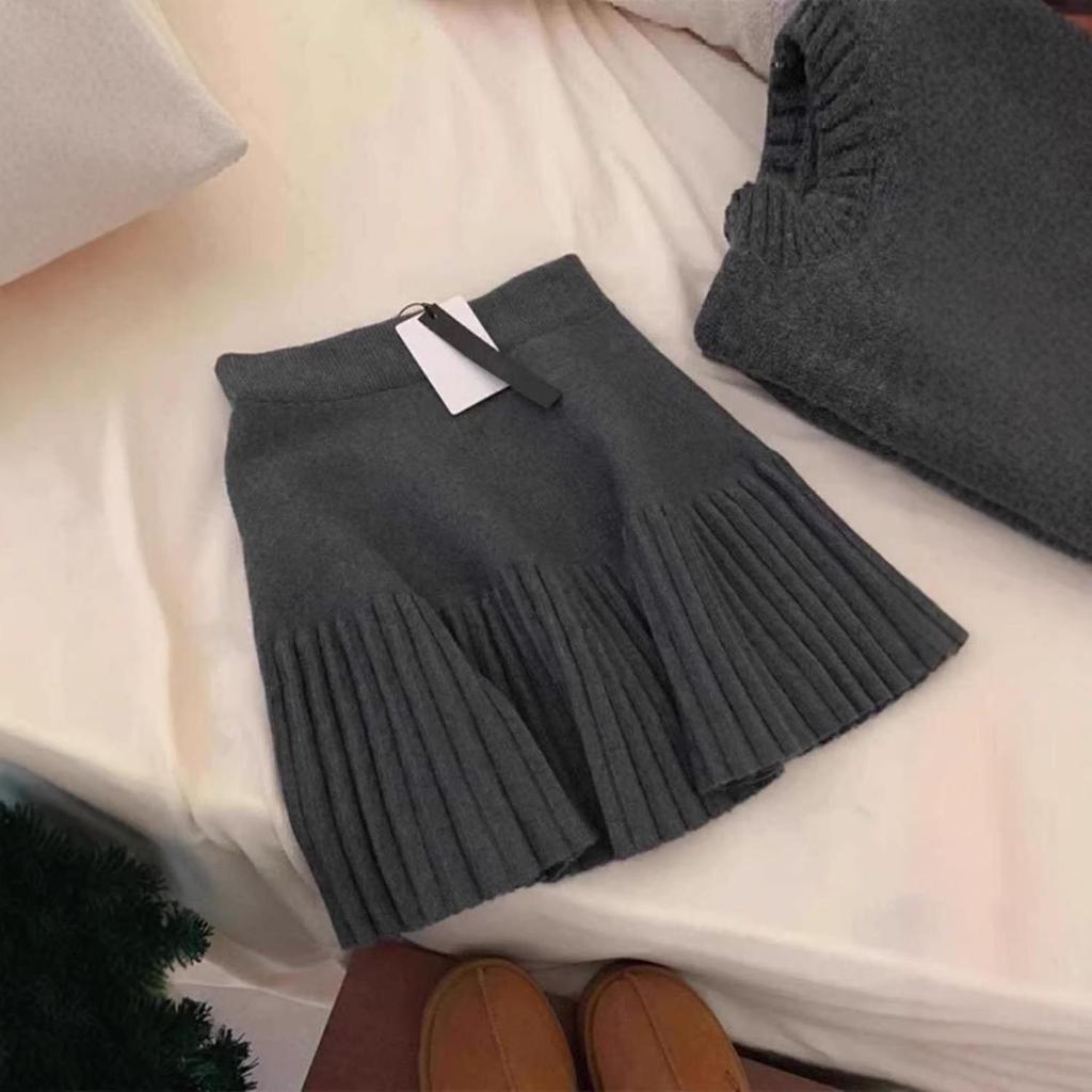 Gray High-Waist Elastic A-line Pleated Knit Skirt for Women - Slimming, Versatile, Short Skirt for Spring and Autumn.